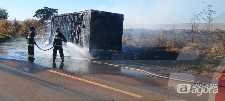 Incêndio destruiu o caminhão - 