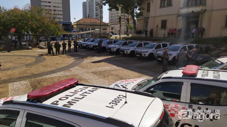 Policiais reunidos na Praça Coronel Salles antes do inicio da operação - Crédito: Maycon Maximino