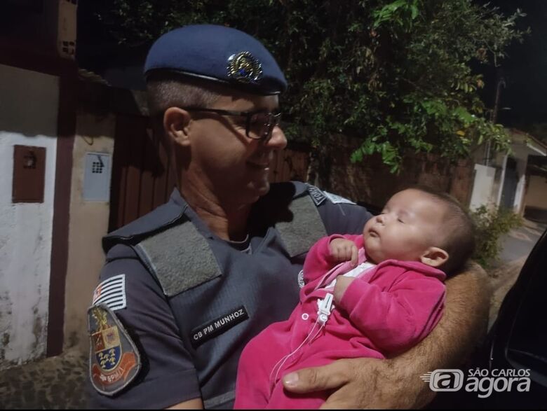 Policiais Militares salvam a vida de bebê engasgada - Crédito: divulgação