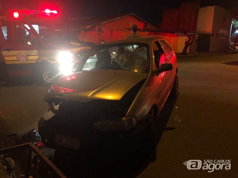 Carro ficou com a frente danificada após a colisão - Crédito: Gabriel Henrique