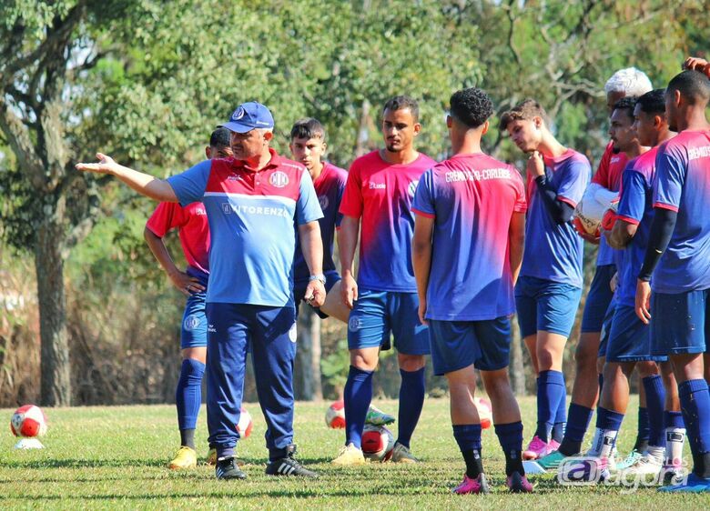 Grasseli durante treino: técnico quer a vitória para comemorar os 8 anos do Grêmio São-carlense - Crédito: Fernando Zanderin Júnior