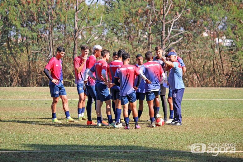 Grasseli conversa com atletas: técnico promete time competitivo para surpreender o Nho Quim piracicabano - Crédito: Fernando Zanderin Júnior