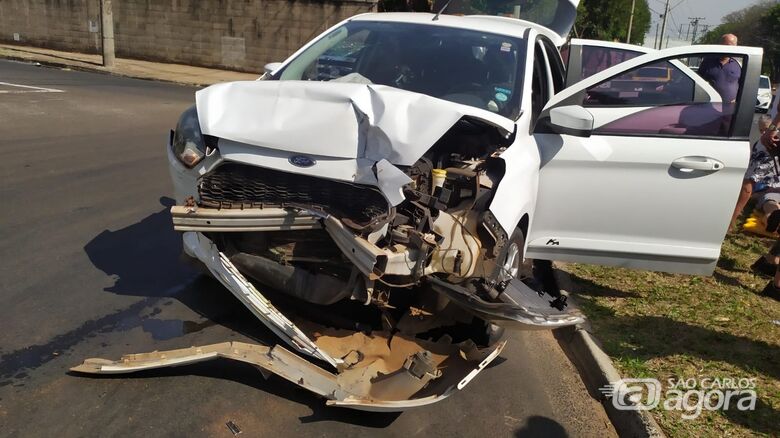 Ford Ka ficou com a frente destruída - Crédito: Maycon Maximino