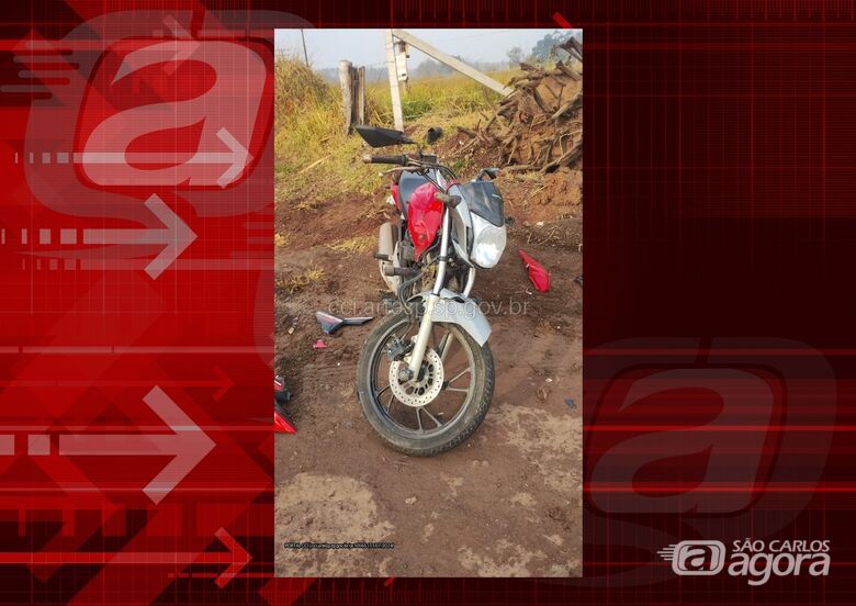 Motociclista morre após colidir em carreta canavieira - Crédito: Artesp