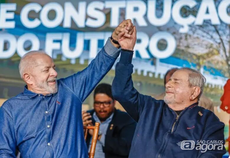 Presidente Luiz Inácio Lula da Silva com o escritor Raduan Nassar durante cerimônia de celebração dos 10 anos do Campus Lagoa do Sino da UFSCar - Foto: Ricardo Stuckert/PR - 