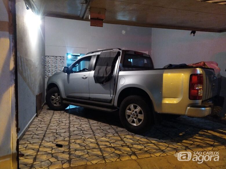 Caminhonete estava na garagem de uma casa - Crédito: Maycon Maximino