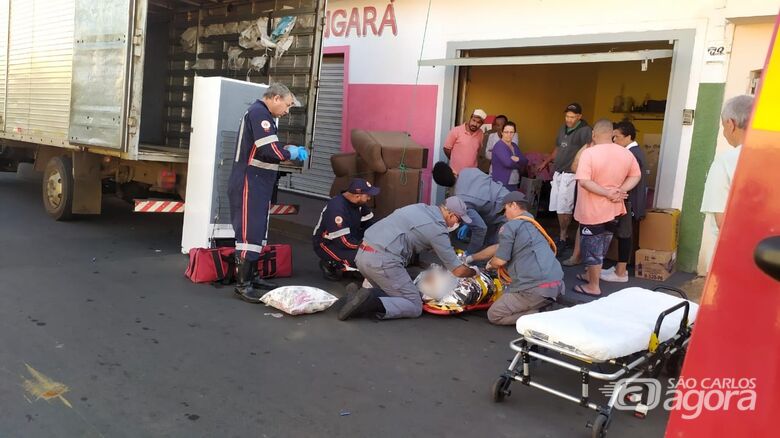 Vítima sendo socorrida: com a queda sofreu traumatismo craniano - Crédito: Maycon Maximino