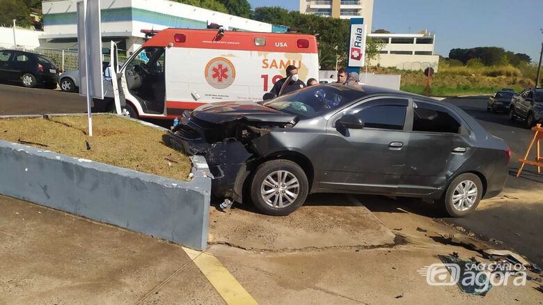 Pancada na mureta de concreto foi violenta: mulher ficou ferida - Crédito: Maycon Maximino