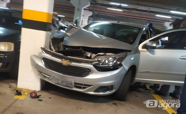 Carro bateu com violência em um pilar de sustentação - Crédito: Maycon Maximino