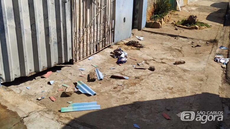 Pedaços de telha que podem ter sido usados na agressão defronte a casa da vítima - Crédito: Maycon Maximino