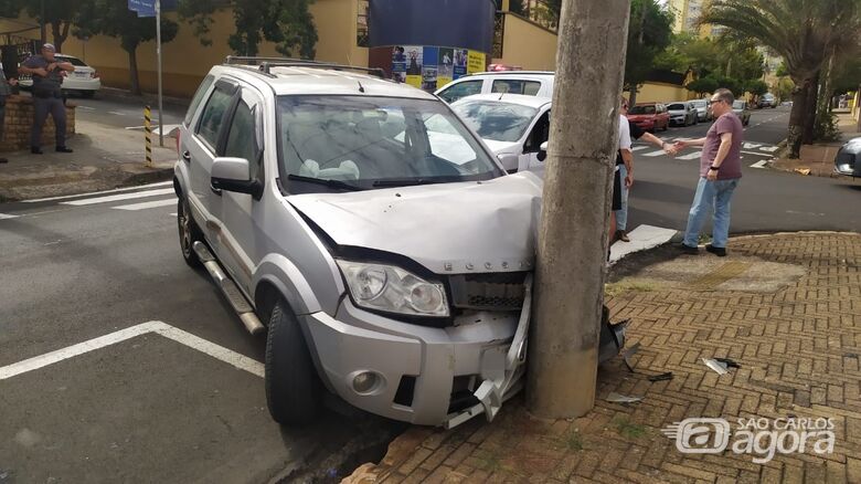 Após colidir em um Fiesta, EcoSport atingiu um poste - Crédito: Maycon Maximino