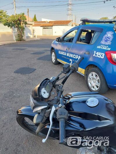 Moto furtada é encontrada abandonada e sem placa - 