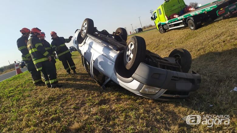 Após motorista perder controle, caminhonete capotou na rodovia WL - Crédito: Maycon Maximino