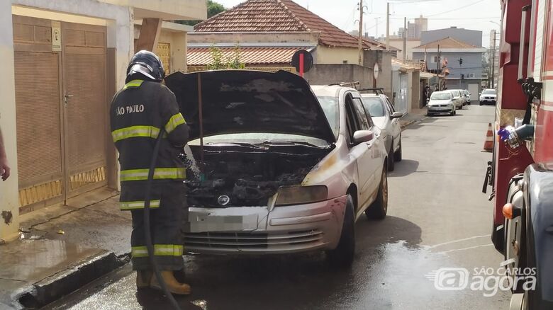 Bombeiros atenderam a ocorrência de debelaram as chamas - Crédito: Maycon Maximino