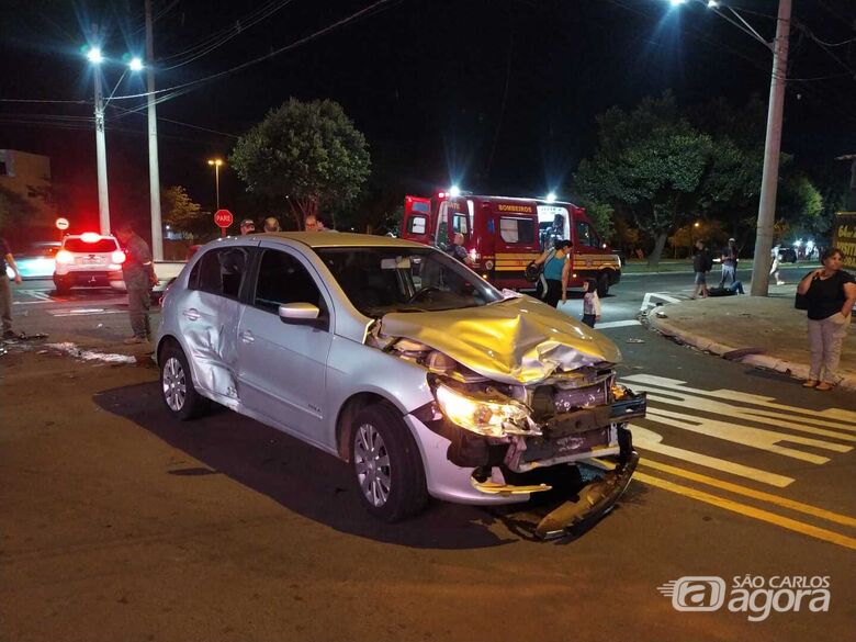 Veículo foi atingido pelas duas motos durante tentativa de conversão no Santa Felícia - Crédito: Maycon Maximino