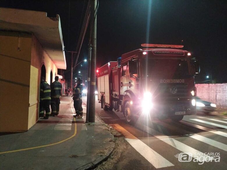 O Corpo de Bombeiros foram até a casa, mas as chamas já haviam sido extintas - Crédito: Maycon Maximino