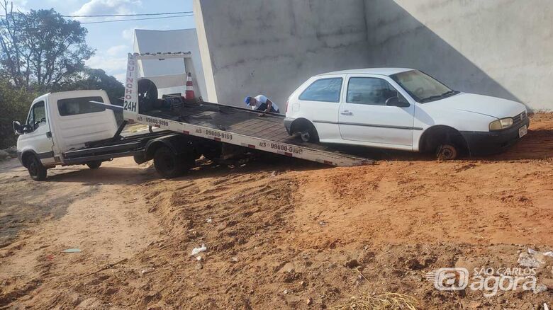 Carro furtado é localizado poucas horas depois, sem rodas e sem bateria - 