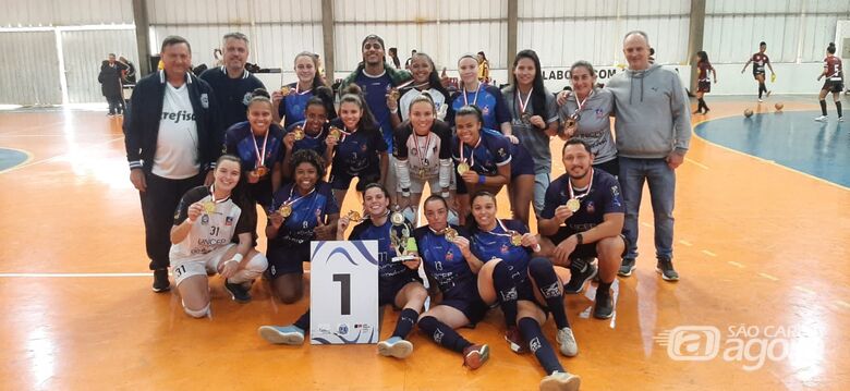 ASF comemora a conquista do título de campeão no futsal feminino na ASF São Carlos. - Crédito: Miltinho Marchetti