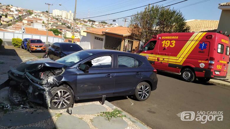 Carro teve danos de grande monta em sua parte frontal - Crédito: Maycon Maximino