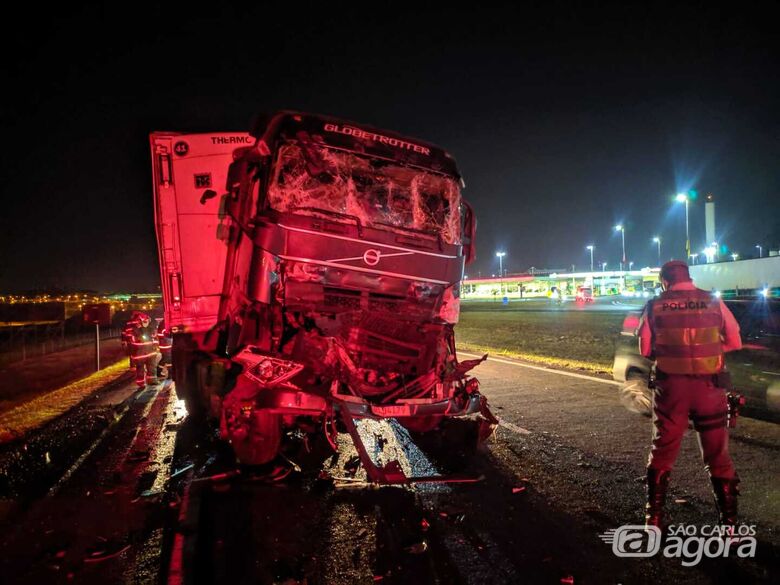 Colisão entre caminhões deixa uma pessoa ferida na Washington Luiz - Crédito: Maycon Maximino