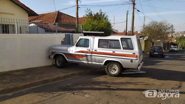 Após furtar a caminhonete, ladrão colidiu carro em um muro - Crédito: Maycon Maximino