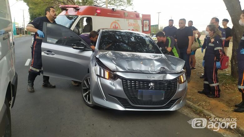 Frente do carro onde estava o médico sofreu avarias - Crédito: Maycon Maximino