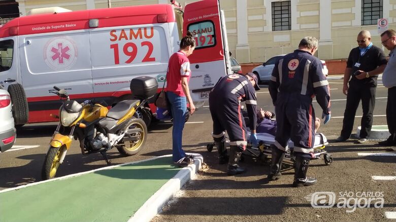 Motociclista sendo socorrido: com ferimentos, foi encaminhado à Santa Casa - Crédito: Maycon Maximino