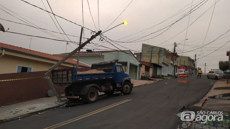 Caminhão colidiu em poste  - Crédito: Maycon Maximino 