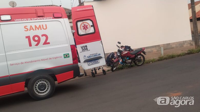 Motociclista sofre queda após ter sido fechada por carro - Crédito: Maycon Maximino