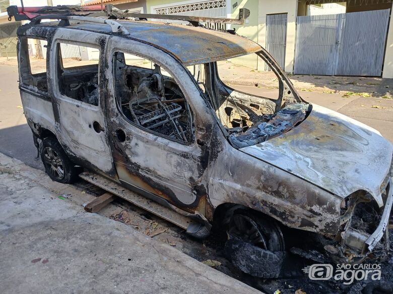 Vaquinha é criada para ajudar vendedor de cachorro-quente que teve carro destruído por incêndio - 