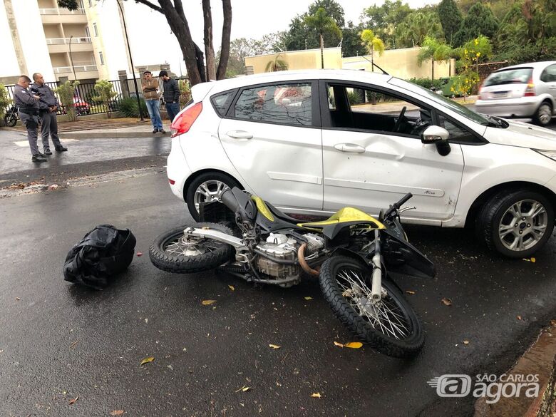 Dois acidentes com motos marcam inicio de sábado chuvoso em São Carlos - Crédito: Gabriel Henrique