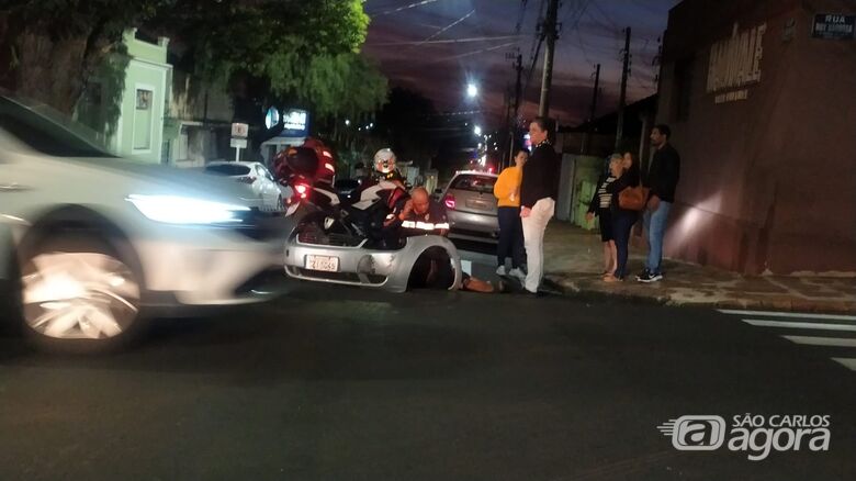 Carro avança o pare e acerta motociclista no Centro  - Crédito: Maycon Maximino 