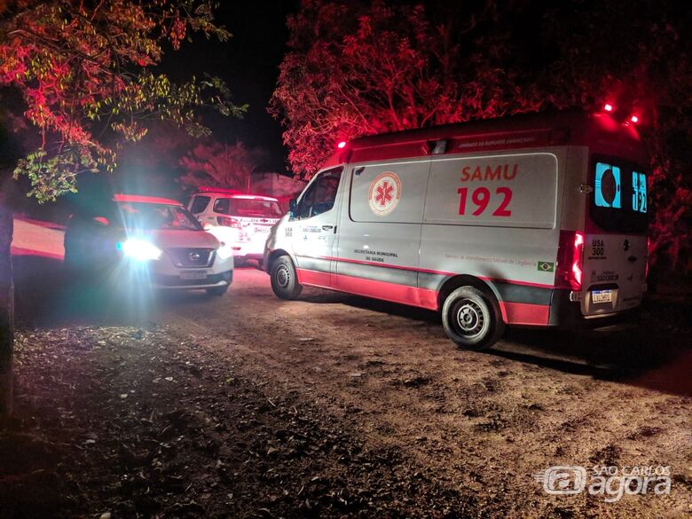 Movimentação na frente da casa da vítima  - Crédito: Maycon Maximino