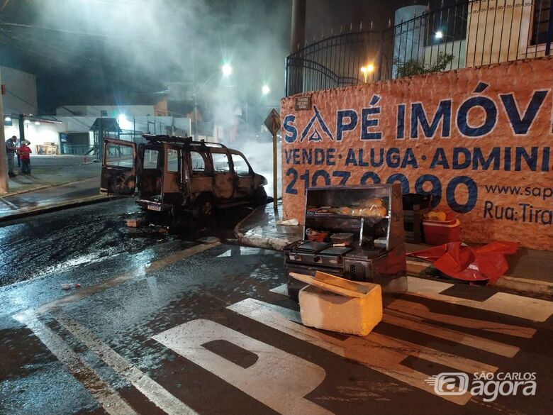 Carro foi destruído - Crédito: Maycon Maximino