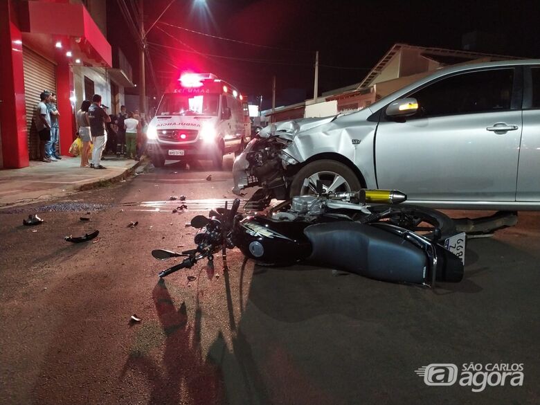 Veículo avança Pare e atinge moto na Antonio Blanco - Crédito: Maycon Maximino 