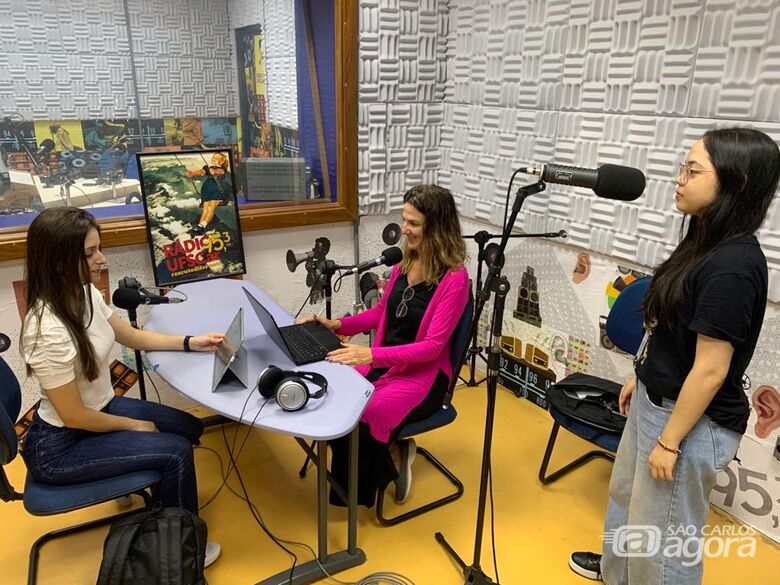 Equipe do projeto durante as gravações no estúdio da Rádio UFSCar - Crédito: Acervo pessoal