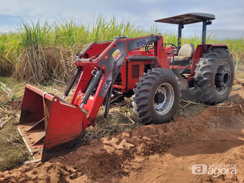 Tratores roubados são localizados pela PM na área rural de Dourado; um homem foi detido - 