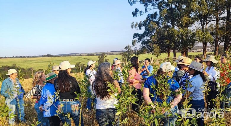 Mulheres participam de atividade no campo durante primeiro dia do curso "Só para elas" - Crédito: Claudia De Mori