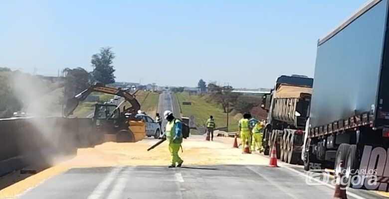 Acidente entre caminhões interrompe o trânsito na Washington Luís  - 