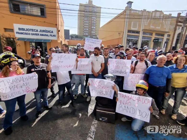 Protesto realizado na frente da Câmara Municipal - Crédito: DIVULGAÇÃO