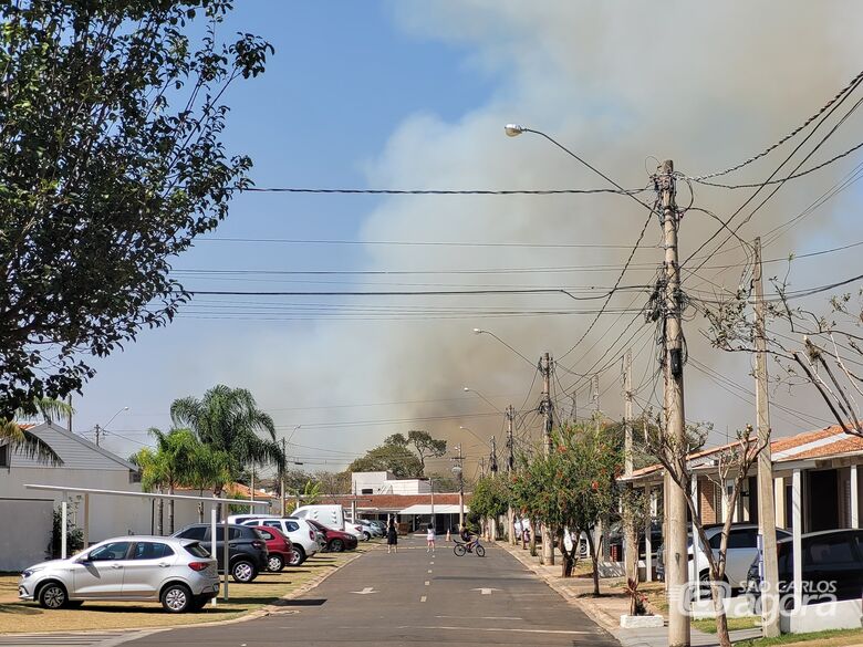 Moradores dos condomínios Moradas vivem novo susto com incêndio em área de mata - Crédito: WhatsApp SCA