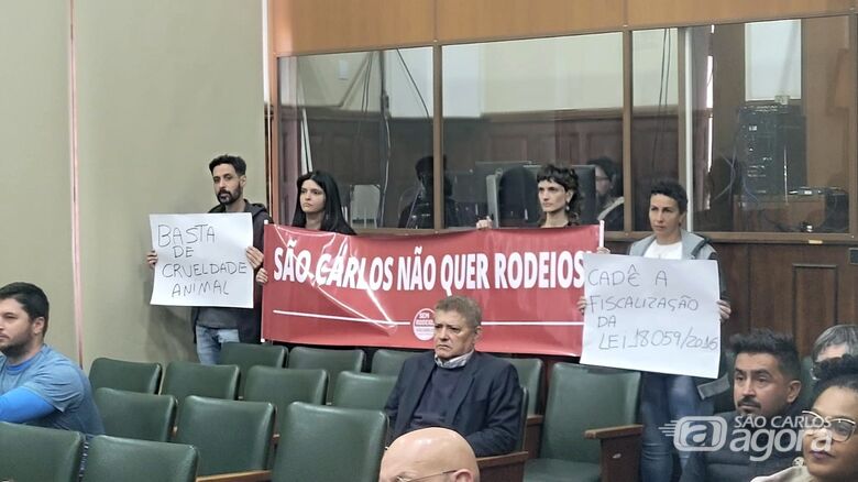 Movimento São Carlos Sem Rodeios fez protesto durante a sessão ordinária da Câmara Municipal - Crédito: SCA