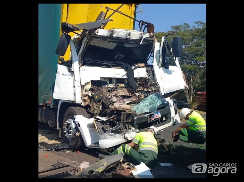 Caminhoneiro fica ferido em grave acidente na Washington Luís  - 