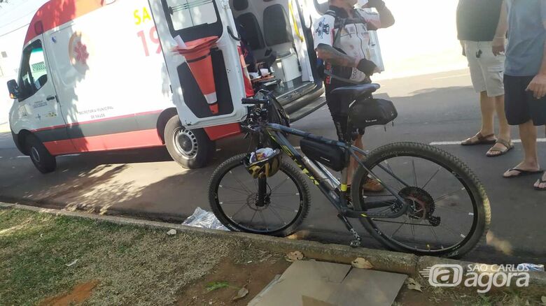 Ciclista foi socorrido à Santa Casa com ferimentos pelo corpo - Crédito: Maycon Maximino