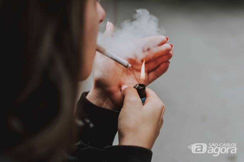 Decreto aumenta imposto sobre cigarro e eleva preço mínimo do maço - Crédito: Wirestock Freepik