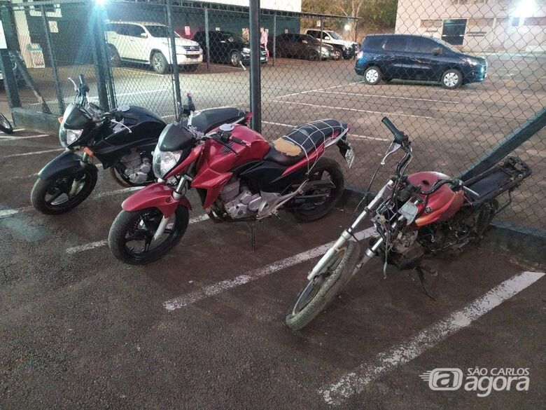 Motos de origem suspeita são encontradas pela ROCAM em mata no São Carlos VIII - Crédito: Maycon Maximino 