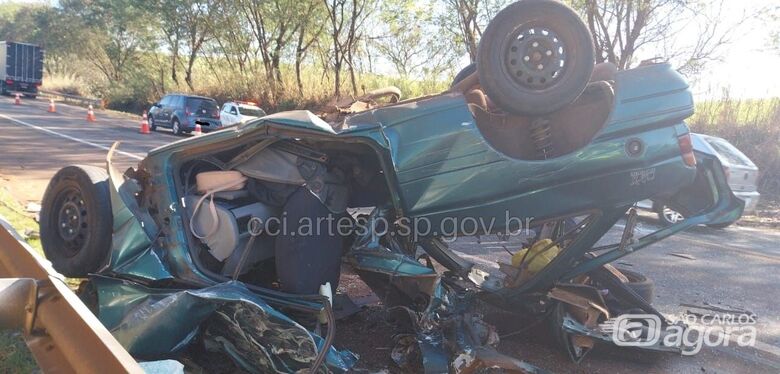 Colisão frontal entre carro e ônibus deixa uma mulher morta na SP-255 - 