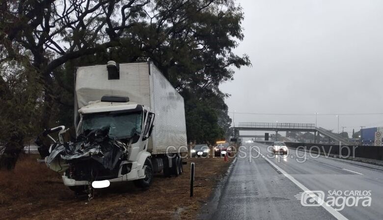 Ajudante de motorista morre em colisão entre dois caminhões  - 