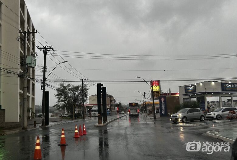 Semáforos na avenida São Carlos estão inoperantes devido a problemas de energia elétrica  - 