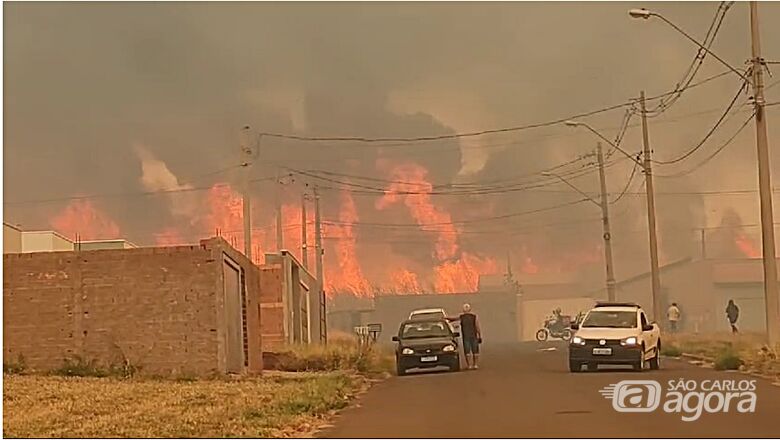 Incêndio leva pânico a moradores de bairro em Descalvado; veja vídeo - Crédito: reprodução